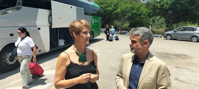 El secretario de Organización del PSOE de Málaga, José Bernal, junto a la secretaria general del PSOE de Estepona, Emma Molina, en rueda de prensa.
