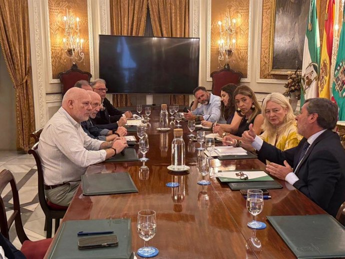 La presidenta de la Diputación de Cádiz, Almudena Martínez, y la delegada de la Junta en Cádiz, Mercedes Colombo, en una reunión técnica sobre la residencia de mayores de La Línea de la Concepción (Cádiz).