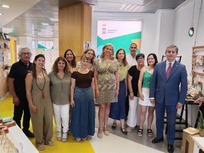 Los concejales Mercedes Bernabé y Jesús Pacheco con usuarios de ACE1