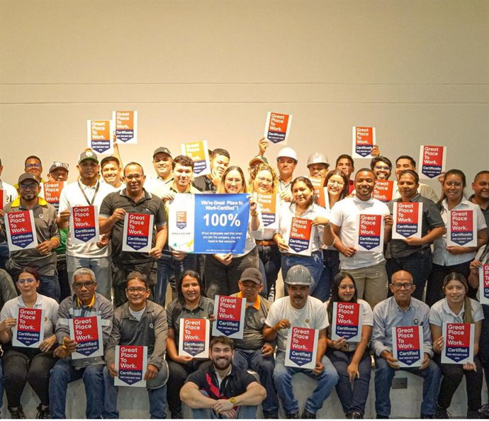 Colaboradores de una de las sedes celebrando acreditacion