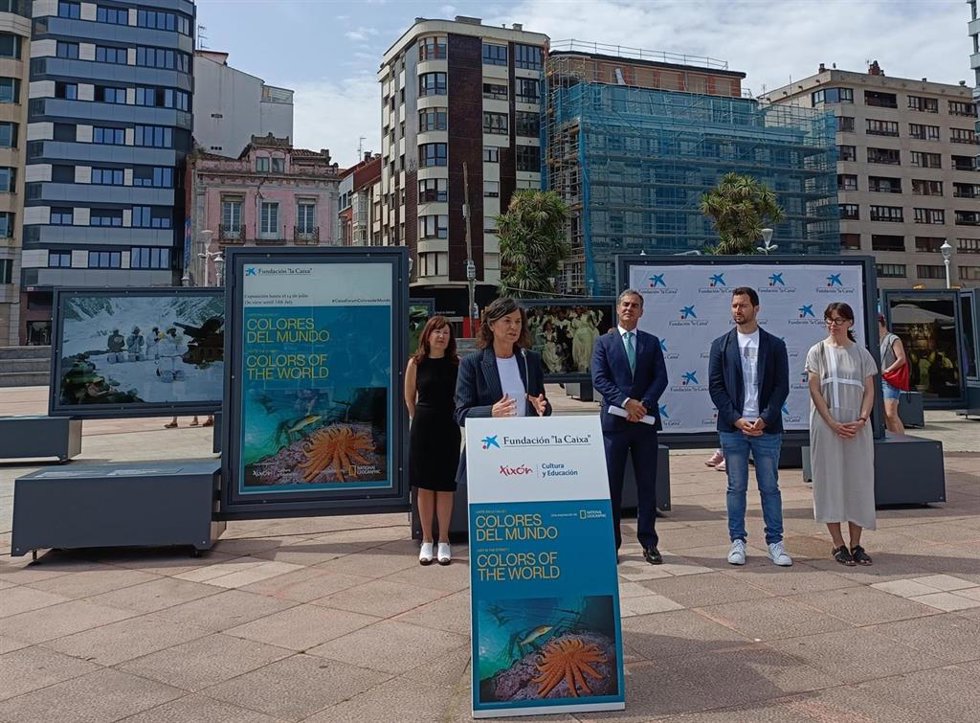 Inauguración de la exposición 'Colores del Mundo', organizada por la Fundación 'la Caixa' en los jardines del Náutico (Gijón),