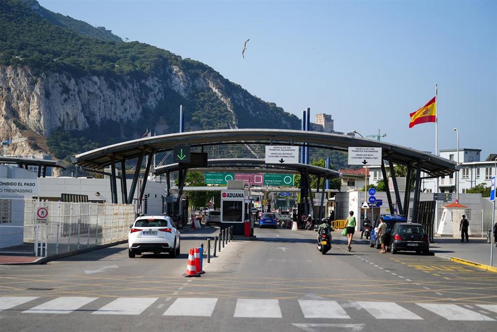 Imágenes de la frontera entre España y el Peñón de Gibraltar este jueves tras el acuerdo.