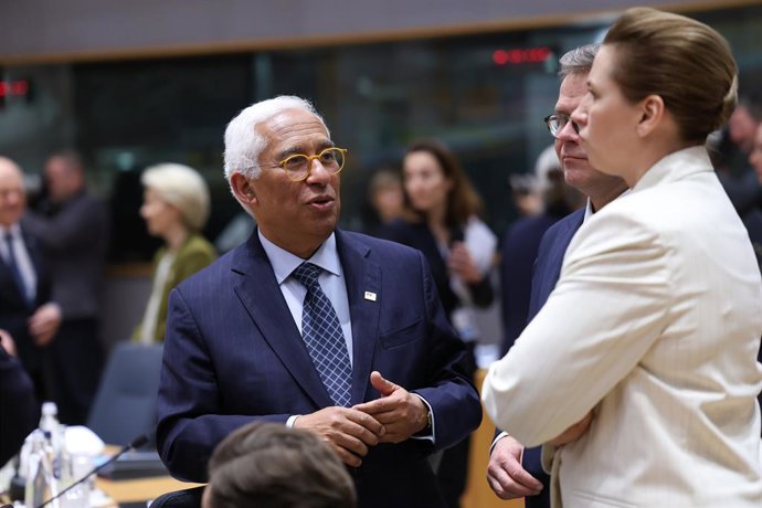 Archivo - Arquivo - O Presidente do Conselho Europeu, António Costa, com os líderes da UE-27 na última cúpula ordinária em março.