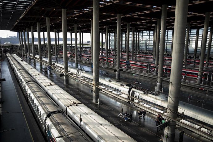 Archivo - Andén con un AVE en la estación de Atocha-Almudena Grandes, a 29 de abril de 2025, en Madrid (España). España vuelve paulatinamente a la normalidad tras el apagón eléctrico que sufrió ayer a las 12.30 horas de la mañana y que asoló también a Por