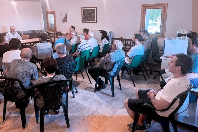 El diputado responsable de Obras de la DPH, Álvaro Bescós, en la reunión con los vecinos de la localidad de Olsón (Huesca)