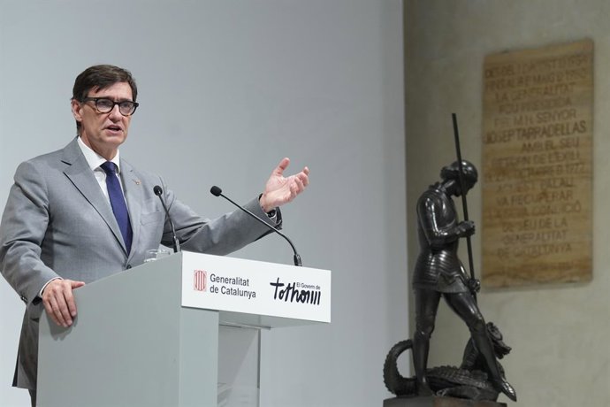 El presidente de la Generalitat Salvador Illa, recibe a los jueces de paz en la Generalitat de Catalunya, a 10 de mayo de 2025, en Barcelona, Cataluña (España). Espadaler destacó la relevancia de los jueces de paz en el marco de la nueva Ley 1/2025, subra