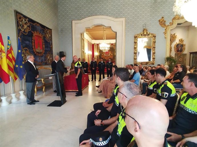 Acto de toma de posesión de su cargo de 16 nuevos agentes de la Policía Local de Alicante, celebrado en el Salón Azul del Ayuntamiento