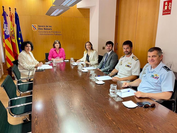 La consellera de Presidencia y Administraciones Públicas, Antònia Maria Estarellas, reunida con la embajadora de Uruguay en España, Ana Teresa Ayala.