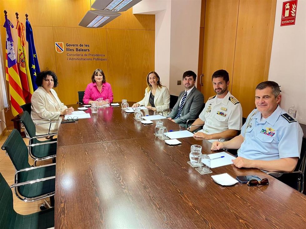 La consellera de Presidencia y Administraciones Públicas, Antnia Maria Estarellas, reunida con la embajadora de Uruguay en España, Ana Teresa Ayala.