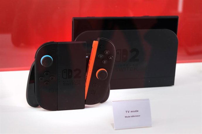 Archivo - 02 April 2025, France, Paris: A Nintendo Switch 2 is displayed in a case at the Grand Palais. 