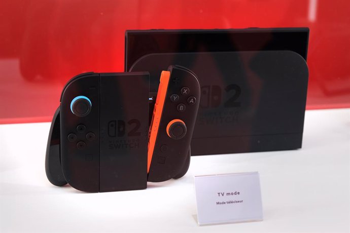Archivo - 02 April 2025, France, Paris: A Nintendo Switch 2 is displayed in a case at the Grand Palais. The Switch 2 will replace its predecessor, which is the third most successful console with more than 150 million sales. Nintendo is launching its new S