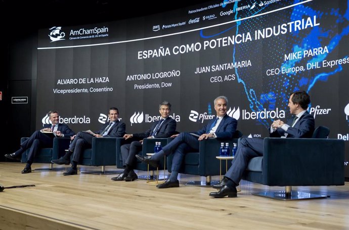 (I-D) El vicepresidente de Cosentino, Alvaro de la Haza, el presidente de Dow, Antonio Logroño, el CEO de ACS, Juan Santamaría, el CEO de DHL Express en Europa, Mike Parra, y el managing director de 3M, Roberto Anta.