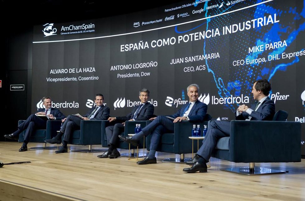 (I-D) El vicepresidente de Cosentino, Alvaro de la Haza, el presidente de Dow, Antonio Logroño, el CEO de ACS, Juan Santamaría, el CEO de DHL Express en Europa, Mike Parra, y el managing director de 3M, Roberto Anta.