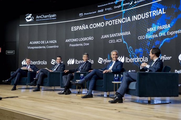 (I-D) El vicepresidente de Cosentino, Alvaro de la Haza, el presidente de Dow, Antonio Logroño, el CEO de ACS, Juan Santamaría, el CEO de DHL Express en Europa, Mike Parra, y el managing director de 3M, Roberto Anta, durante la 3ª edición de ‘Global Trend