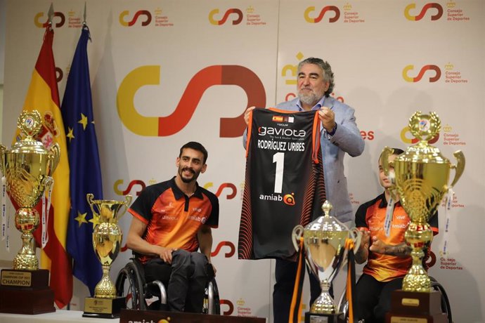 El presidente del Consejo Superior de Deportes (CSD), José Manuel Rodríguez Uribes, ha recibido este jueves al BSR Amiab Albacete por su reciente triunfo en la Copa de Europa de baloncesto en silla de ruedas