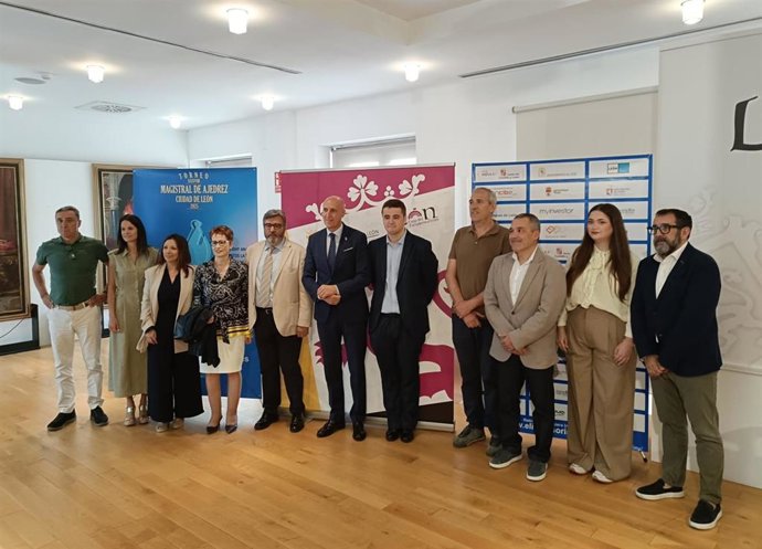 El alcalde de León, José Antonio Diez (centro), con diferentes representantes en la presentación del XXXVIII Torneo Magistral de Ajedrez Ciudad de León.