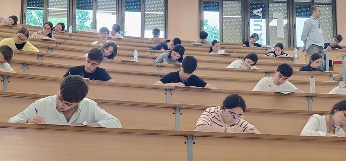 Estudiantes examinándose de la PAU en la Universidad de Cádiz