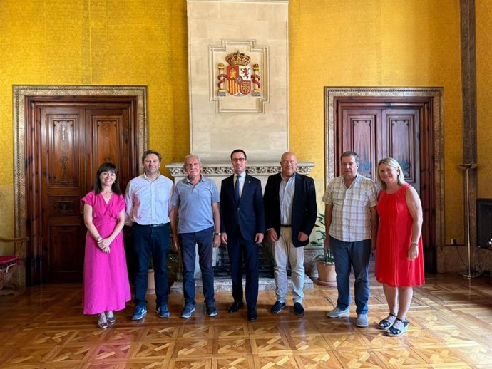 El presidente del Consell de Mallorca, Llorenç Galmés, acompañado de un grupo de jueces de paz.