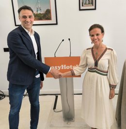 El CEO de easyHotel Karim Malak; y la delegada de Turismo del Ayuntamiento de Madrid y concejala del Distrito de San Blas-Canillejas, Almudena Maíllo del Valle en la inauguración del nuevo easyHotel Madrid Alcalá