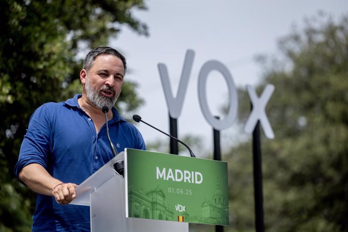El presidente de Vox, Santiago Abascal, interviene durante una comida con afiliados y simpatizantes de Vox.