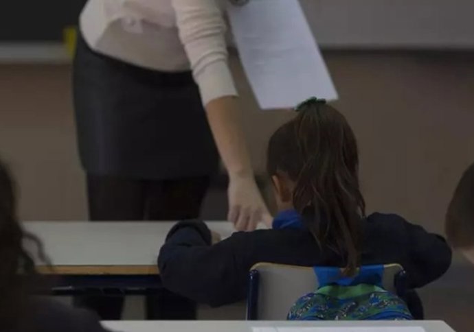 Archivo - Una aluma de Primaria en un colegio, el 18 de abril de 2024. 