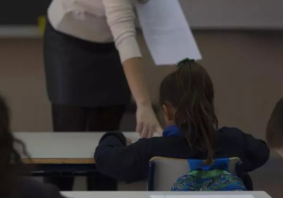 Archivo - Una aluma de Primaria en un colegio, el 18 de abril de 2024. 