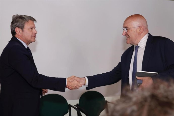 El secretario de Estado de Transportes, José Antonio Santano (izda), saluda al alcalde de Valladolid, Jesús Julio Carnero.