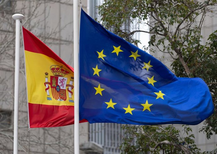 Archivo - La bandera de España y de la Unión Europea ondean en la Sede de la SEPI, a 7 de febrero de 2025, en Madrid (España). La Sociedad Estatal de Participaciones Industriales (SEPI) es una empresa pública española que tiene como finalidad la gestión d