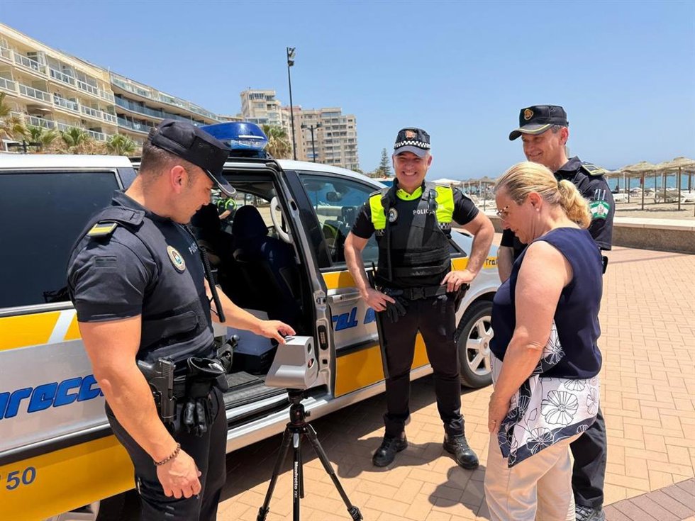 La alcaldesa Ana Mula inspecciona uno de los velocímetros de Policía Local.