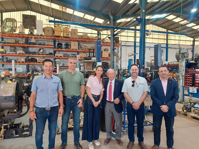 La delegada del Gobierno de la Junta en Almería, Aránzazu Martín, y el delegado territorial de Economía y Hacienda, Guillermo Casquet, durante su visita a las instalaciones de Carretillas Amate, junto a responsables de la empresa.