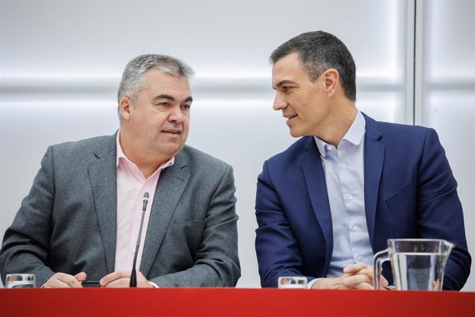 Archivo - El ya exsecretario de Organización del Partido Socialista, Santos Cerdán, y el secretario general del PSOE y presidente del Gobierno, Pedro Sánchez