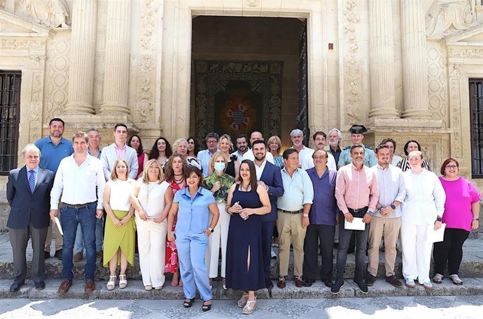 La alcaldesa de Jerez de la Frontera (Cádiz), María José García-Pelayo, y los 15 delegados y delegadas de barriadas rurales elegidos en mayo.