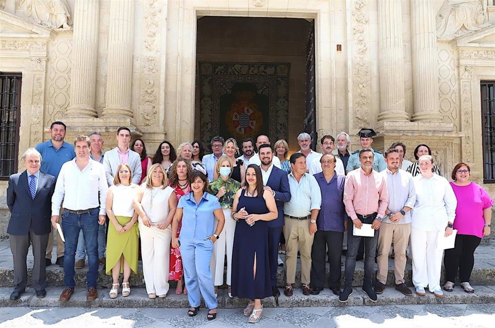 La alcaldesa de Jerez de la Frontera (Cádiz), María José García-Pelayo, y los 15 delegados y delegadas de barriadas rurales elegidos en mayo.