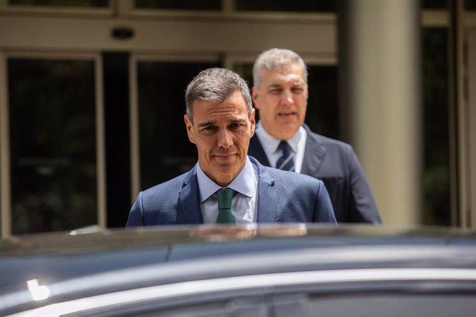 El presidente del Gobierno, Pedro Sánchez, sale del velatorio del socialista José Antonio Serrano, en el Tanatorio de San Isidro, a 11 de junio de 2025, en Madrid (España). El socialista José Antonio Serrano falleció ayer 10 de junio a los 75 años. El dip