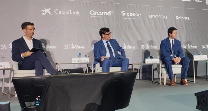 (I-D) El Presidente De La Trobada Empresarial Al Pirineu, Josep Serveto; El Presidente De La Generalitat, Salvador Illa, Y El Alcalde De La Seu D'urgell, Joan Barrera.