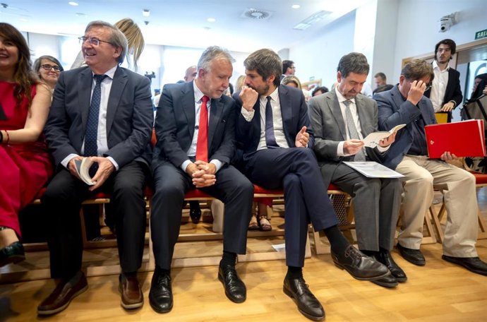 El ministro de Política Territorial y Memoria Democrática, Ángel Víctor Torres, y el ministro de Cultura, Ernest Urtasun, durante la presentación de la celebración del Centenario de la Generación del 27).