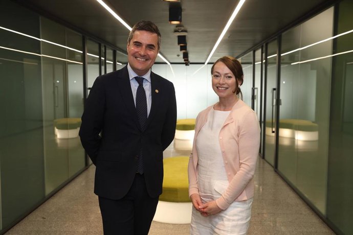 El consejero de Industria, Transición Energética y Sostenibilidad, Mikel Jauregi, y la embajadora de Australia, Rosemary Morris-Castic.