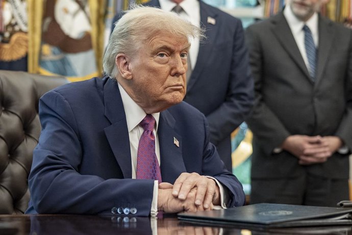 10 de junho de 2025, Washington, Distrito de Columbia, EUA: O presidente dos Estados Unidos, Donald J. Trump, à esquerda, fala sobre incêndios e os protestos de Los Angeles no Salão Oval da Casa Branca em Washington, DC, EUA, na terça-feira, 10 de junho d