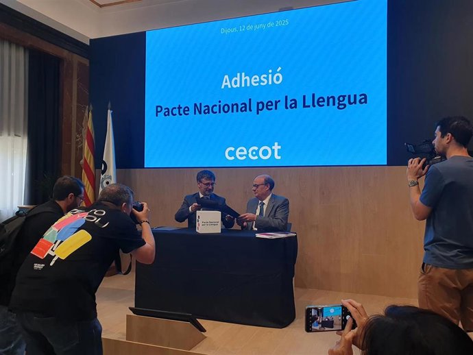 El conseller de Política Lingüística de la Generalitat, Francesc Xavier Vila, y el presidente de Cecot, Xavier Panés