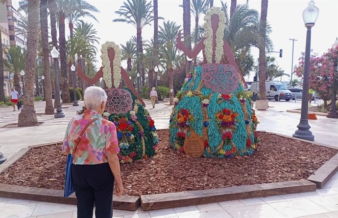 Las 'belleses del foc' florales toman las calles de Alicante para anunciar la llegada de las Hogueras