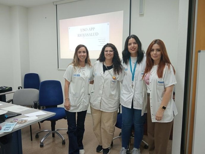 Enfermeras del Centro de Salud Siete Infantes de Lara imparten un taller sobre el uso de la App de Riojasalud