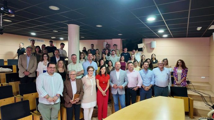 Gálvez y Ruz (centro), en una foto de grupo con representantes institucionales, personal técnico y participantes en los programas.