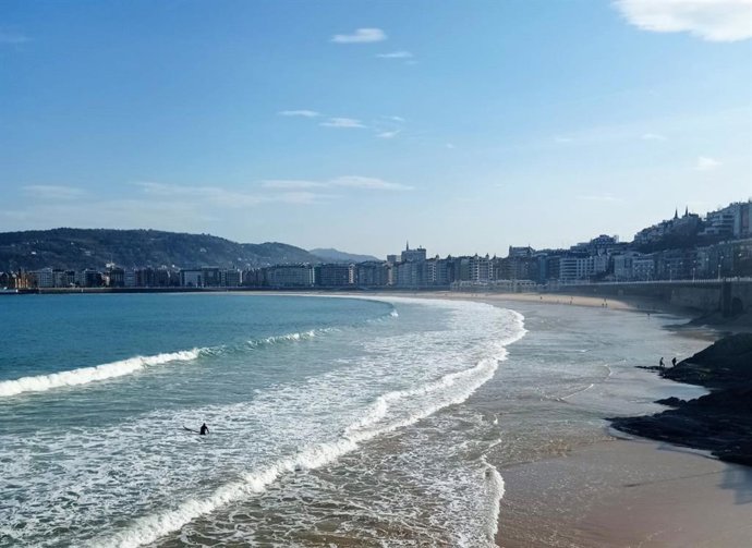 Archivo - Sol y cielo azul en San Sebastián