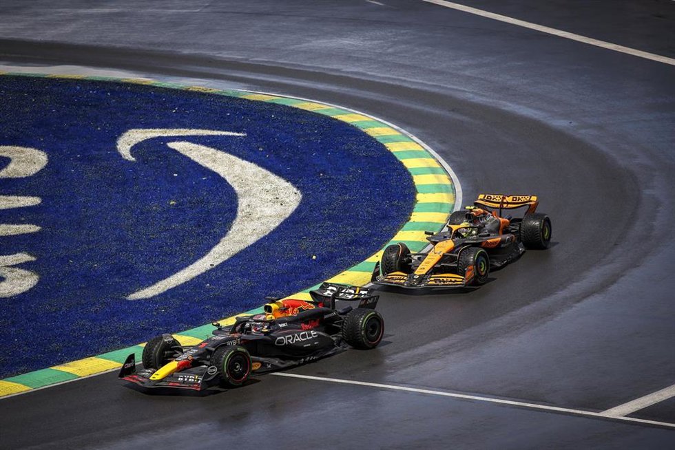 Archivo - El neerlandés Max Verstappen (Red Bull), por delante del británico Lando Norris (McLaren), en el GP de Canadá de F1 2024.
