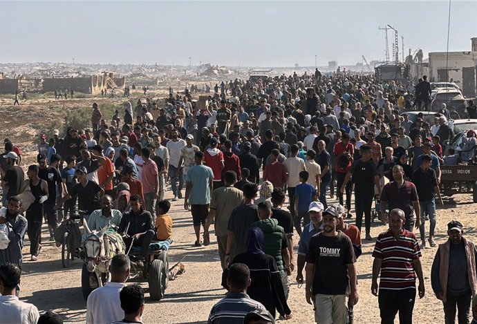 Palestinos acuden a intentar obtener ayuda humanitaria repartida por la Fundación Humanitaria para Gaza (GHF), respaldada por Israel y Estados Unidos, en el sur de la Franja de Gaza (archivo)