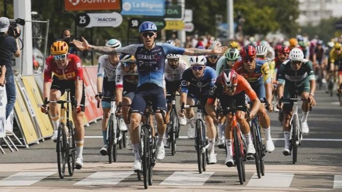 El ciclista británico Jake Stewart (Israel-Premier Tech) ha ganado este jueves la quinta etapa del Critérium du Dauphiné, disputada entre Saint-Priest y Mâcon sobre 183 kilómetros