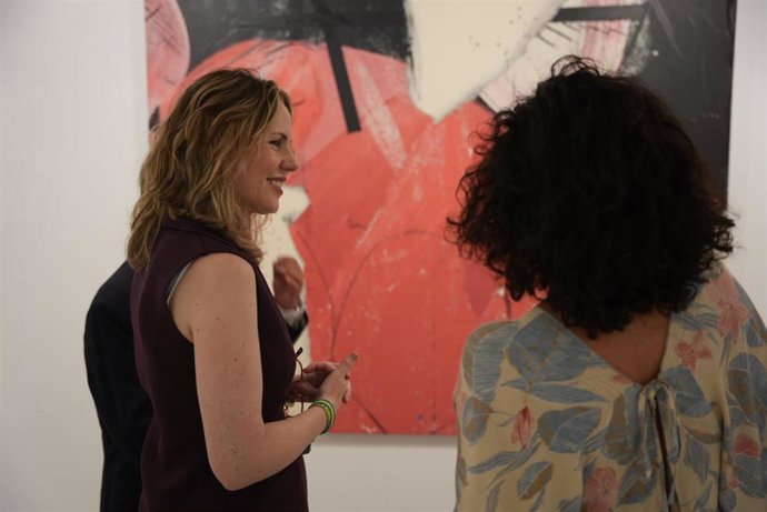 La vicepresidenta de la Fundación Provincial de Cultura de la Diputación, Vanesa Beltrán, en la muestra de Pati Baztán en la Sala Rivadavía