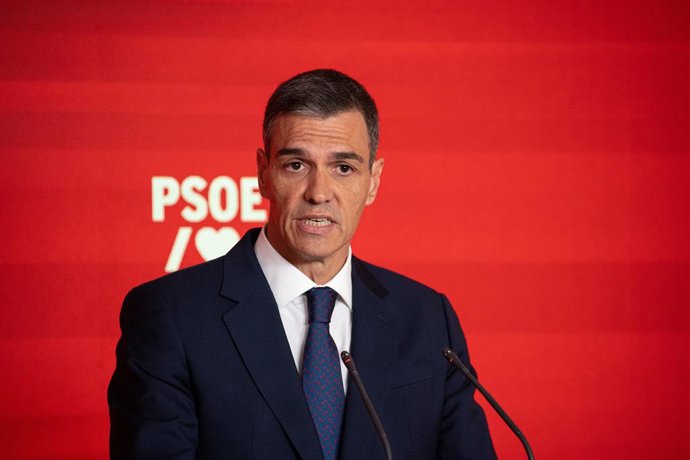O presidente do governo e secretário-geral do PSOE, Pedro Sánchez, durante uma coletiva de imprensa na sede do PSOE em Ferraz, em 12 de junho de 2025, em Madri (Espanha). Sánchez aparece após o Secretário de Organização do PSOE ter se pronunciado.