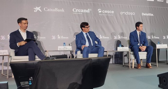 El president de la Trobada Empresarial al Pirineu, Josep Serveto; el president de la Generalitat, Salvador Illa, i l'alcalde de la Seu d'Urgell, Joan Barrera