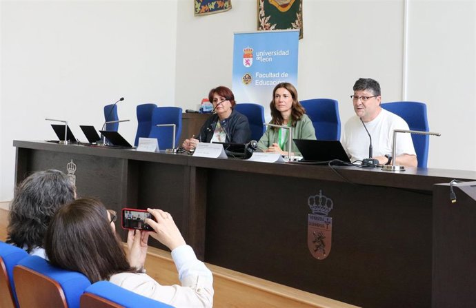 La vicerrectora de Emprendimiento y Empleabilidad de la ULE, María José Vieira (centro), en la XVII Reunión de profesorado del área de Métodos de Investigación y Diagnóstico en Educación.